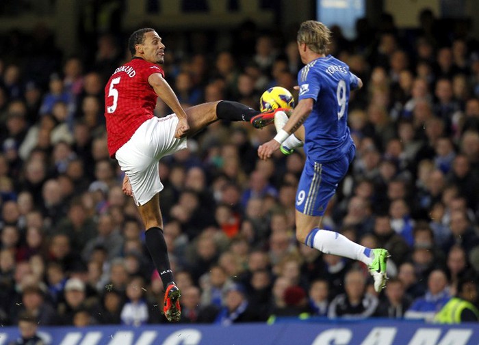 Cả Ferdinand và Torres đều nhảy lên cao tranh bóng, dù có thể gây chấn thương cho đối phương hoặc cho chính bản thân mình.